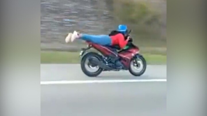 Rùng mình cảnh cô gái nằm dài trên xe máy rồi lao vun vút trên đường