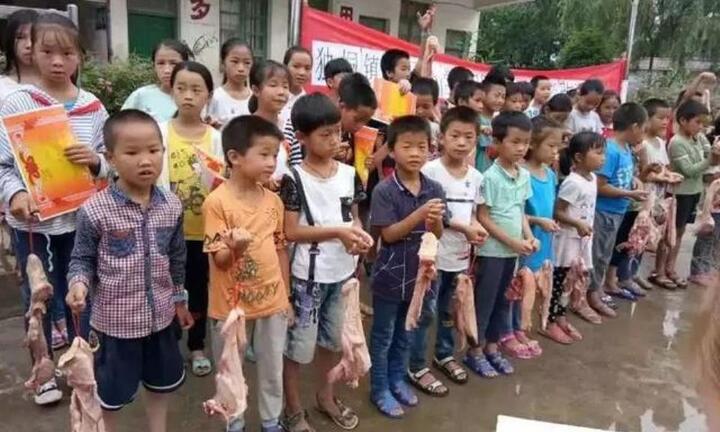 Trường học thưởng thịt lợn, cá chép cho học sinh giỏi gây bão mạng