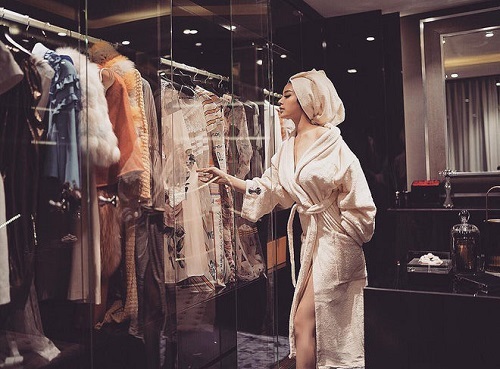 Trầm trồ trước tủ đồ ngập hàng hàng hiệu, xa xỉ của sao Việt