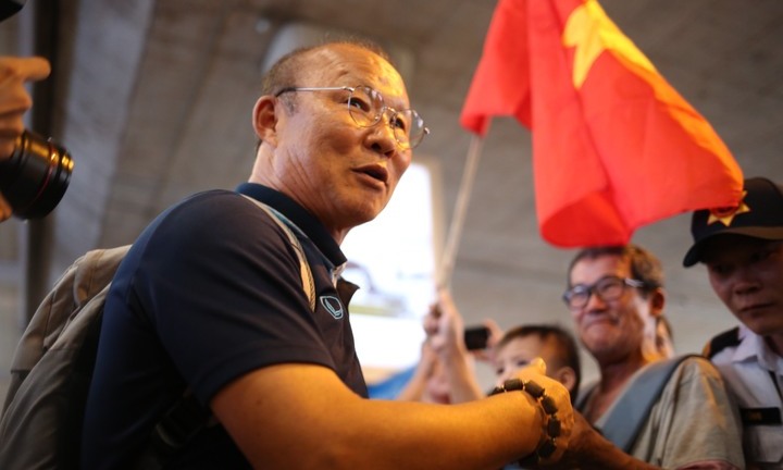 Video: Người hâm mộ hồ hởi chào đón ông Park về TP.HCM