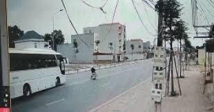 Video: Tài xế xe khách đánh lái “thần sầu” để tránh người đàn ông qua đường bất cẩn