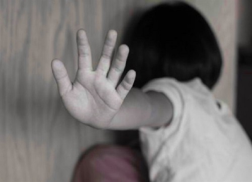 Bé gái 7 tuổi bị hàng xóm dẫn vào rừng keo để xâm hại