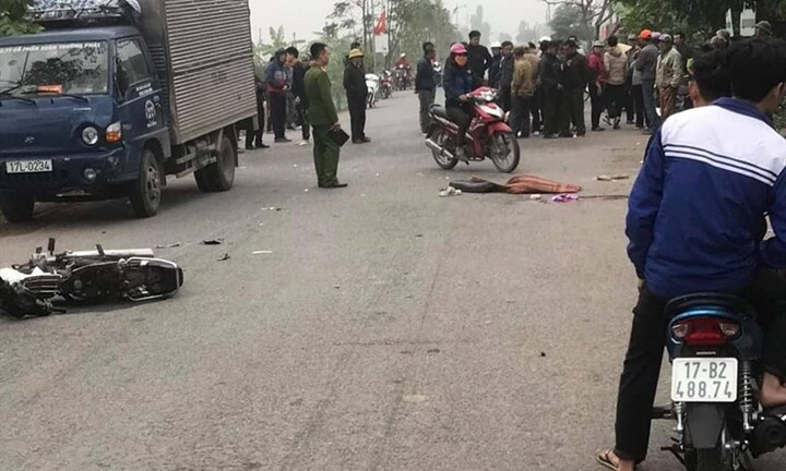 Va chạm với xe tải trên đường đi học quân sự về, hai nam sinh thương vong