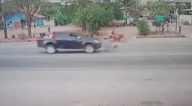 Video: Bị ô tô tông văng 6m, bé gái 5 tuổi tự đứng dậy, thoát chết thần kỳ