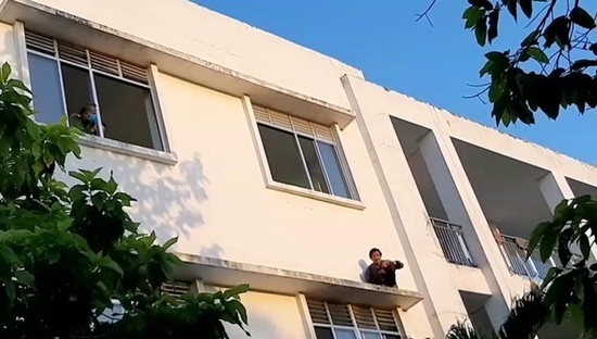 Tin tức thời sự mới nóng nhất hôm nay 23/1/2020: Giải cứu thành công bệnh nhân đòi nhảy lầu