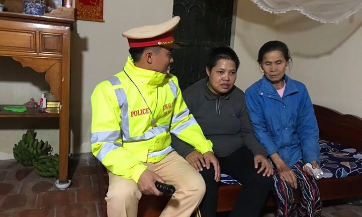 CSGT xuyên đêm đưa người phụ nữ có dấu hiệu tâm thần về đoàn tụ với gia đình