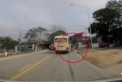 Video: Va chạm với xe đi ngược chiều, xe đạp điện văng thẳng vào gầm container