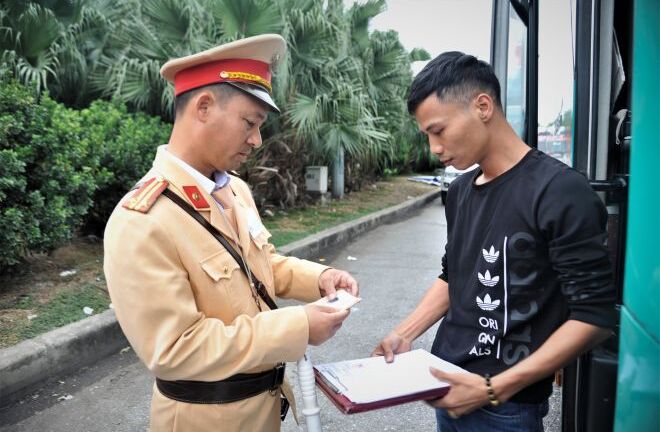 320 tài xế vi phạm nồng độ cồn, 36 người thương vong vì tai nạn giao thông trong sáng 30 Tết