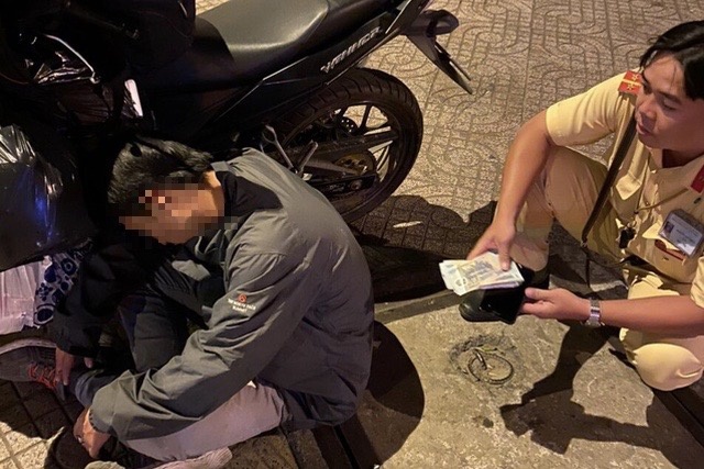 Nhậu say ngủ bên vỉa hè, người đàn ông bị 3 thanh niên lạ mặt lục tài sản, suýt mất 40 triệu đồng