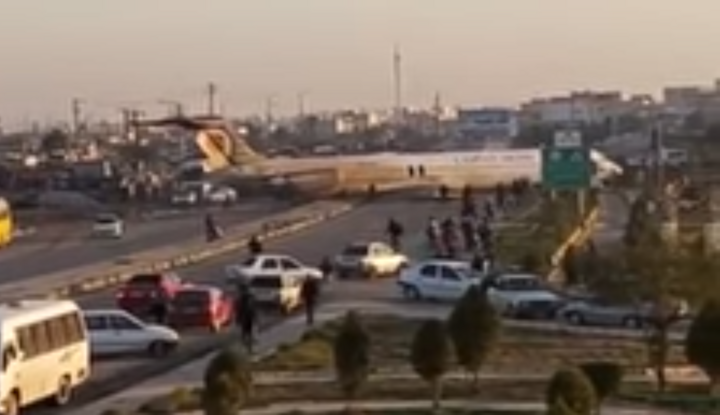 Video: Sai sót khi hạ cánh, máy bay chở 135 người bất ngờ lao ra giữa cao tốc