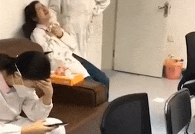 Video: Cảnh tượng hoảng loạn, tuyệt vọng ở bệnh viện Vũ Hán, dân cầu xin giúp đỡ