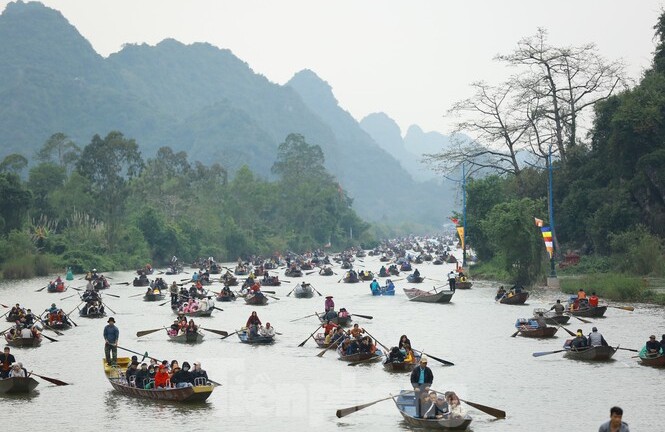 Hơn 4 vạn du khách trẩy hội chùa Hương ngày mùng 5 Tết