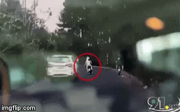 Video: Kinh hoàng cảnh ô tô đổ đèo hất văng một phụ nữ mang thai vào vách núi