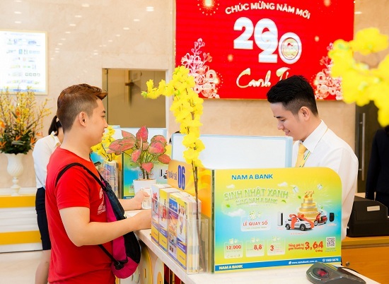 Giao dịch ngân hàng nhận lì xì may mắn đầu năm 