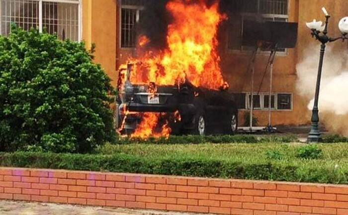 Hà Nội: Ô tô bất ngờ bốc lửa và bị thiêu rụi ở Đền Lừ