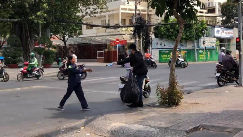 Thanh niên phát khẩu trang miễn phí cho người dân phòng tránh virus corona