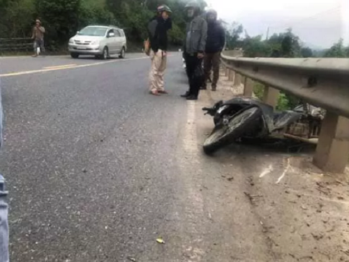 Tin tai nạn giao thông mới nhất ngày 1/2/2020: Xe máy lao vào lan can, 2 thanh niên thương vong