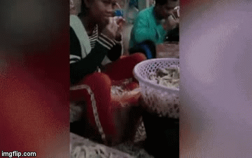 Video: Rùng mình với “công nghệ” rút xương chân gà bằng miệng ở Thái Lan