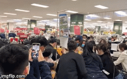 Video: Sốc cảnh người Nhật Bản tranh nhau mua khẩu trang, hàng vừa mang ra đã bán hết