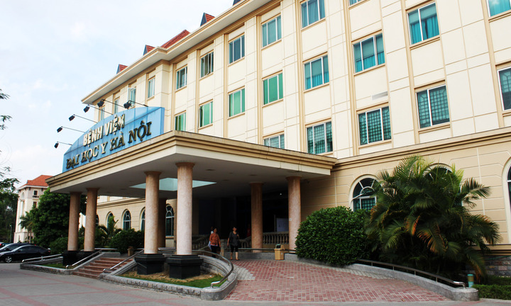 Cách ly tài xế taxi Hà Nội bị viêm phổi nặng, phải thở máy