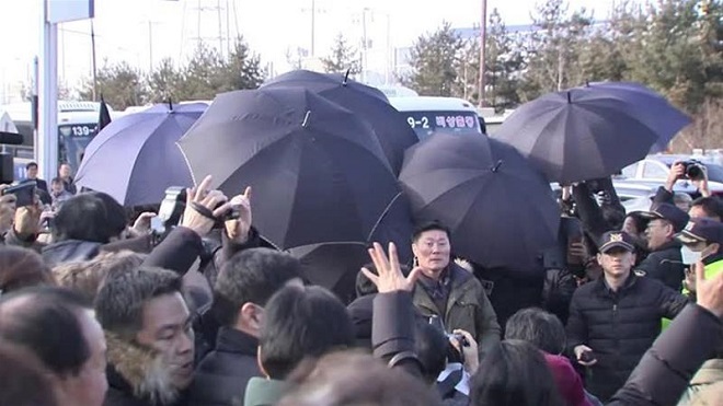 Phản đối lập trung tâm kiểm dịch gần nơi ở, người dân Hàn Quốc ném trứng vào bộ trưởng