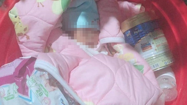 Xót xa bé gái sơ sinh 3 ngày tuổi bị bỏ rơi dưới chân tượng Phật lúc nửa đêm