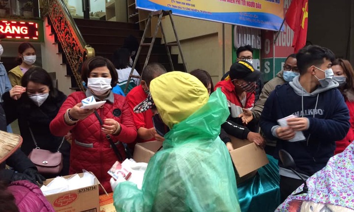 Đan Phượng: Phát miễn phí 2500 khẩu trang, gần 300 bánh xà bông phòng dịch Corona