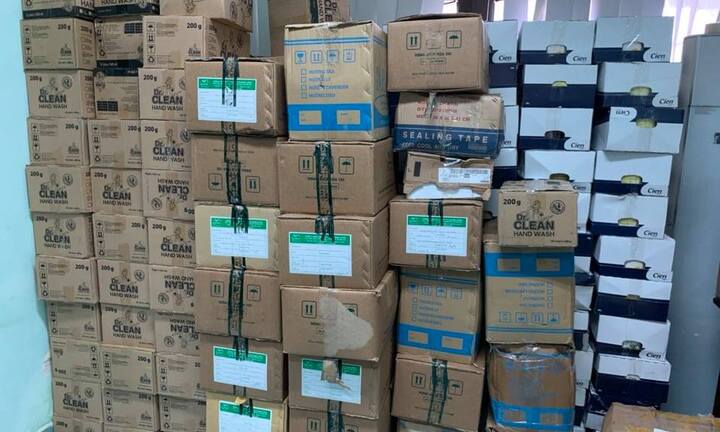 Lật tẩy chiêu thức trục lợi của gian thương ở Hà Nội giữa “cơn sốt” khẩu trang, nước rửa tay