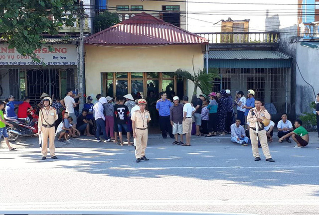 Nghi ngờ cha có tình cảm bên ngoài, con trai đâm chết người