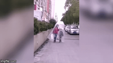 Video: Phòng chống virus corona, hai mẹ con đeo khẩu trang và trùm túi nhựa kín mít