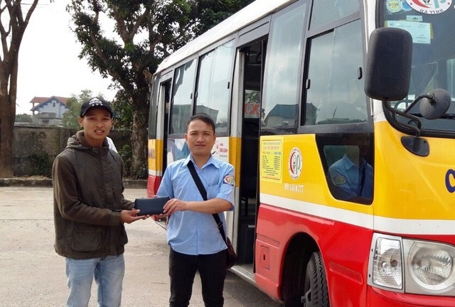 Nhặt được hơn 15 triệu đồng, nhân viên xe buýt ở Hà Tĩnh trả lại khách đánh rơi