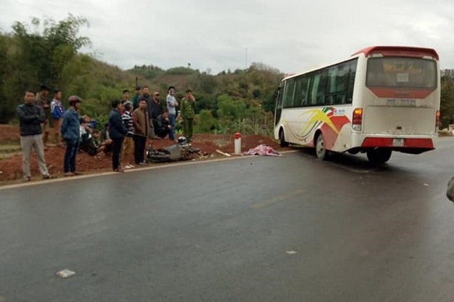 Tin tai nạn giao thông mới nhất ngày 6/2/2020: Xe khách va chạm xe máy, một người tử vong tại chỗ