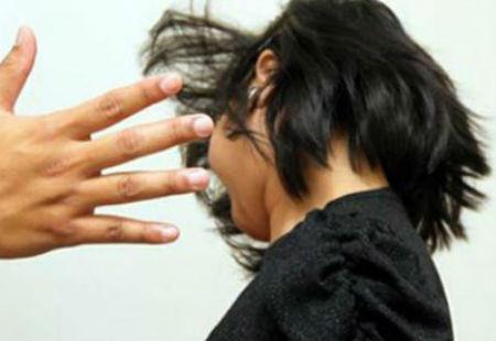 Nước mắt người mẹ thường trút giận lên con vì hận chồng ngoại tình