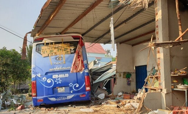 Tin tai nạn giao thông mới nhất ngày 7/2/2020: Xe khách tông 3 người tử vong