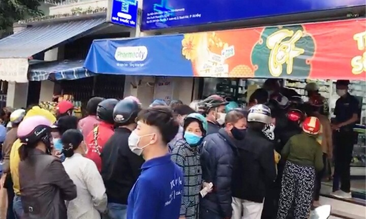 Người dân đổ xô đi xếp hàng cả tiếng để mua khẩu trang đúng giá