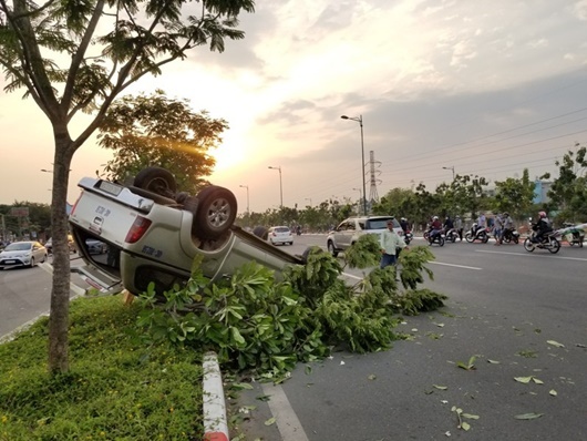 Ô tô tông gãy cây rồi lật ngửa, phải phá cửa để giải cứu 5 người kẹt trong xe