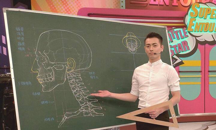 Thầy giáo soái cả nổi như cồn trên mạng nhờ khả năng minh họa cơ thể người bằng phấn cực đỉnh