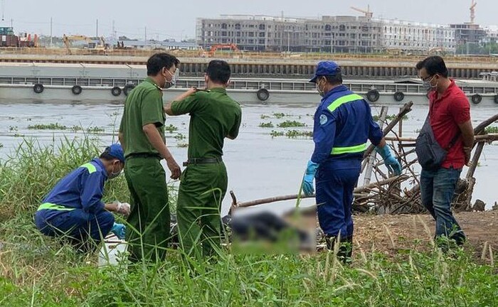 Thi thể người đàn ông đang phân hủy có hình xăm vầng trăng khuyết trên sông Sài Gòn