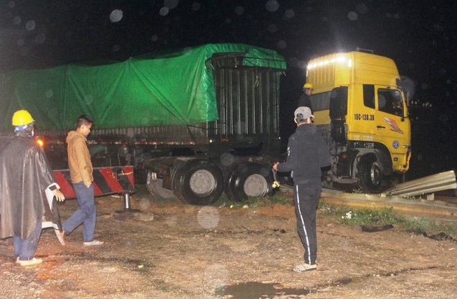 Uống rượu, tài xế xe đầu kéo húc tung lan can, chắn ngang đường sắt