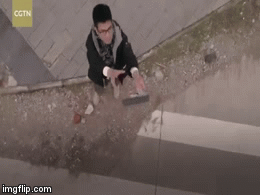 Video: Cảnh sát dùng máy bay không người lái phát khẩu trang cho người dân