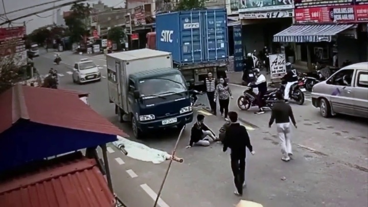 Video: Pha thoát chết không tưởng của hai thanh niên khi đối đầu container