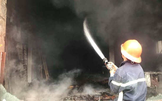 Nghệ An: Cháy lớn tại cửa hàng kinh doanh nội thất, thiêu rụi nhiều hàng hóa giá trị