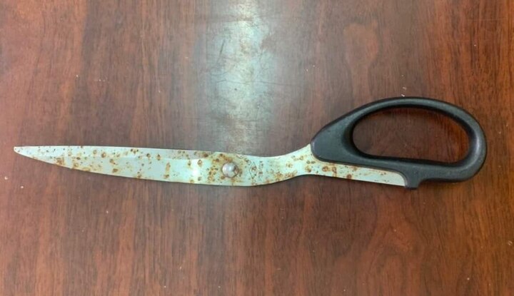 Bị khống chế, cô gái thúc cùi chỏ khiến tên cướp ngã bất tỉnh