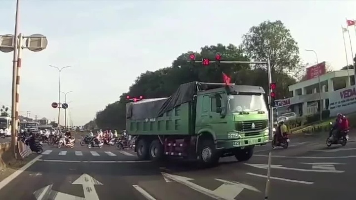Camera hành trình “tóm gọn” xe tải ngang nhiên vượt đèn đỏ, đi ngược chiều