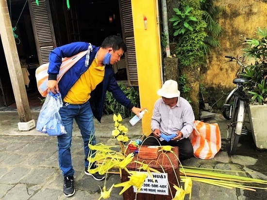 Chủ tiệm cà phê đóng quán, đi khắp Hội An phát khẩu trang miễn phí