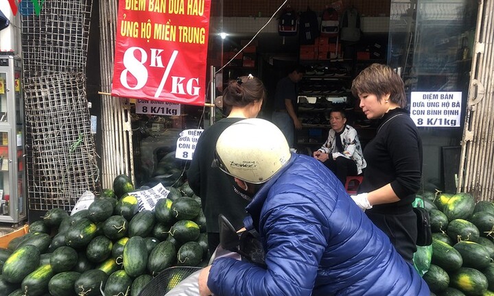 Người dân Hà Nội tích cực hỗ trợ tiêu thụ nông sản “quay đầu” vì dịch Covid-19 