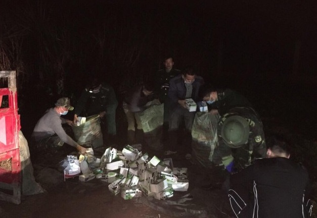 Thấy bộ đội biên phòng, tài xế bỏ lại xe chở 25.000 khẩu trang y tế