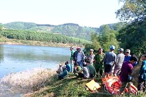 Lật ghe tại Thừa Thiên - Huế, 9 người may mắn thoát nạn, 3 người vẫn đang mất tích