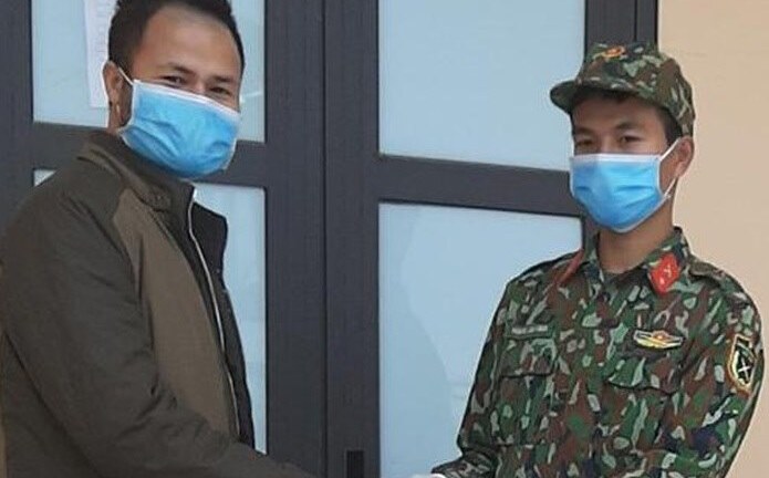 Nhặt được ví chứa tiền tại khu cách ly, chiến sĩ trẻ trả lại cho người đánh rơi