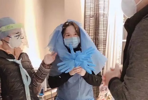 Nữ y tá mặc bộ váy cưới 